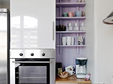 Pomysł na fioletową wnękę z półkami w białej kuchni (20088)