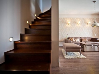 Drewniane schody w dwupoziomowym mieszkaniu (52343)