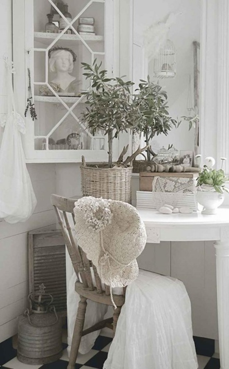 Białe francuskie meble,wiklinowe kosze,drewniane krzesło w rustykalnej aranżacji (21802)