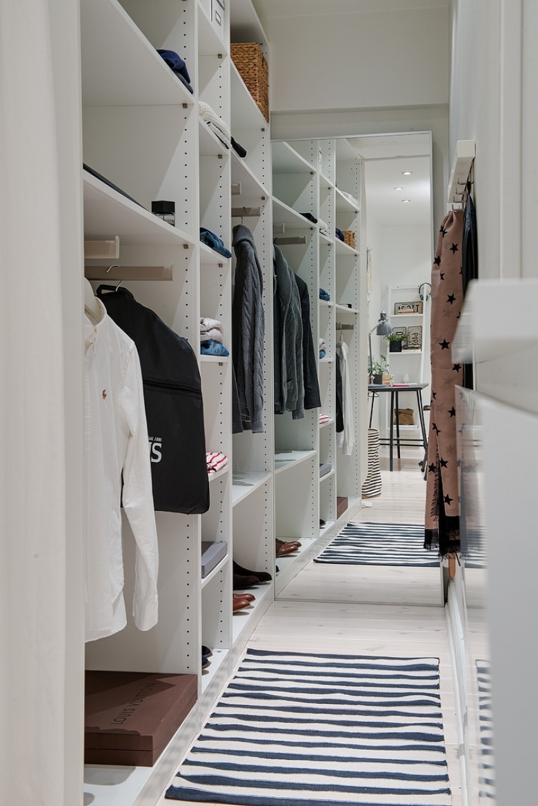 Biała zabudowa szafy z otwartymi półkami w wąskiej i małej garderobie (22978)