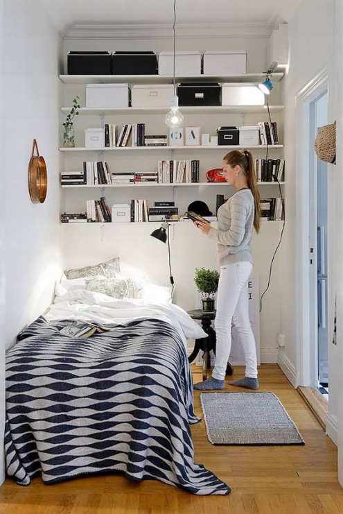 Małe i dość wąskie wnętrze zaaranżowano w skandynawskim stylu. W sypialni znajduje się jedynie jednoosobowe łóżko oraz...