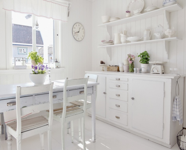 Skandynawska biała kuchnia z komodą, półkami i bialym stołem z szufladami (24485)