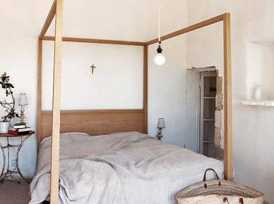 Surowei prosta  aranżacja sypialni z łóżkiem w drewnianej ramie (20296)