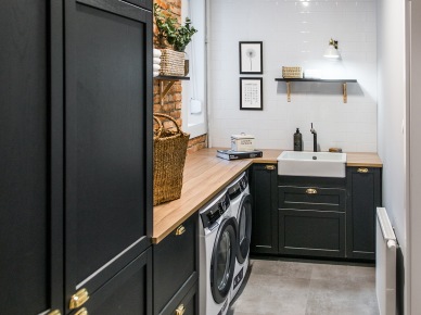 Aranżacja pralni z zabudowanymi szafkami w czarnym kolorze (56449)