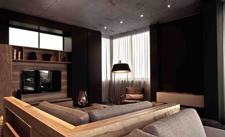 ciekawy i intrygujący projekt nowoczesnego salonu - dużo drewnianych brył i czerni ścian - to odważna aranżacja, z...