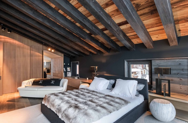 Sypialnię na wysokim poddaszu urozmaica wiele elementów, między innymi najbardziej charakterystyczne belki pod sufitem....