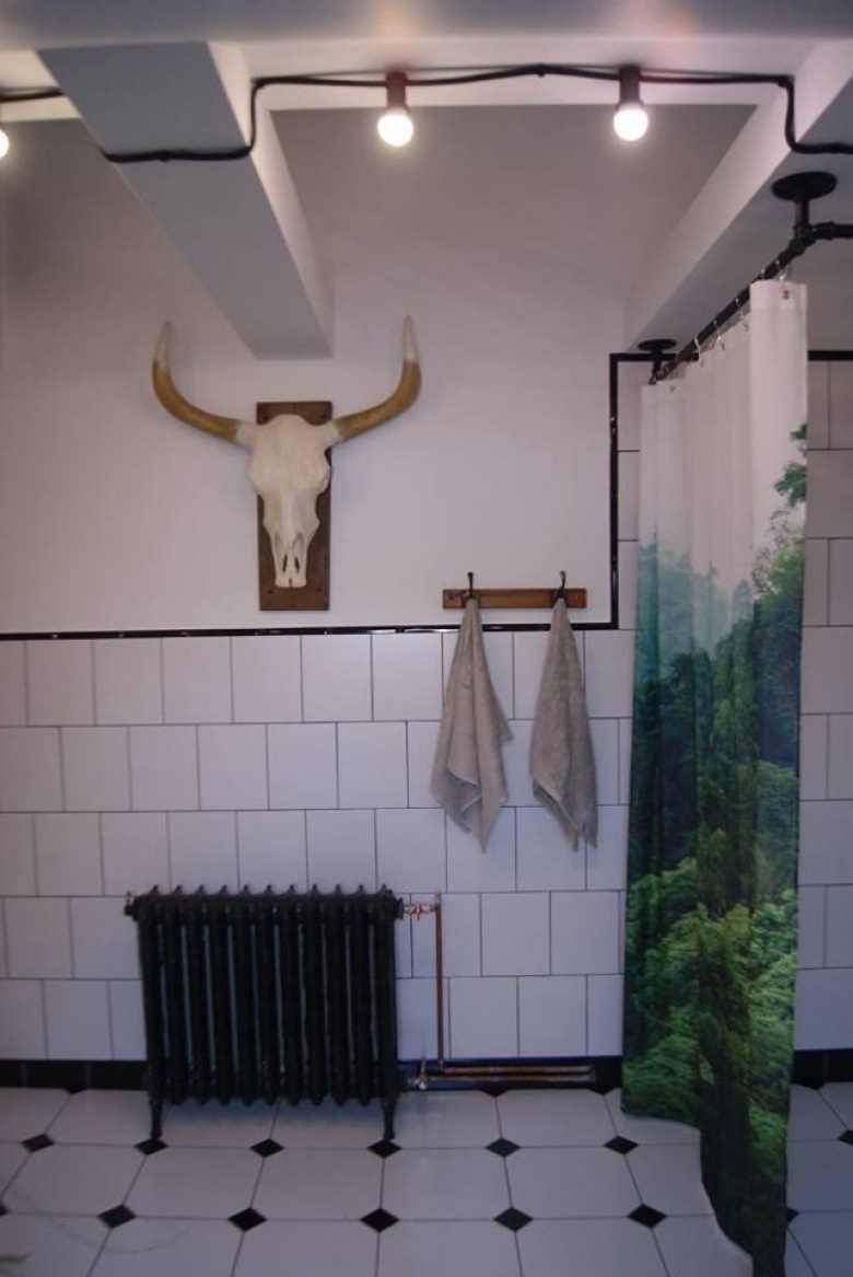 Wiszące na ścianie poroże to przykład na oryginalny sposób dekorowania łazienki.Ten ciekawy detal wzbogaca wystrój pokoju kąpielowego i nadaje mu trochę salonowy...