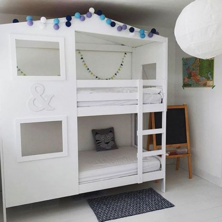 Białe piętrowe łóżko zaaranżowane na domek dla dzieci (50849)