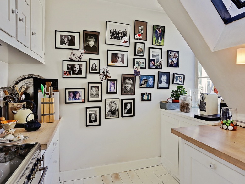 Jasna kuchnia pod skosami z galerią zdjęć na ścianie (25444)
