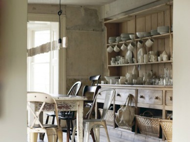 Drewniany stół vintage z białą patyną  i industrialnymi krzesłami (22008)