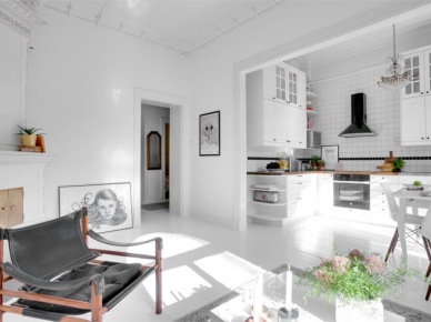 Biały salon z kuchnią w otwartej zabudowie mieszkania (28157)