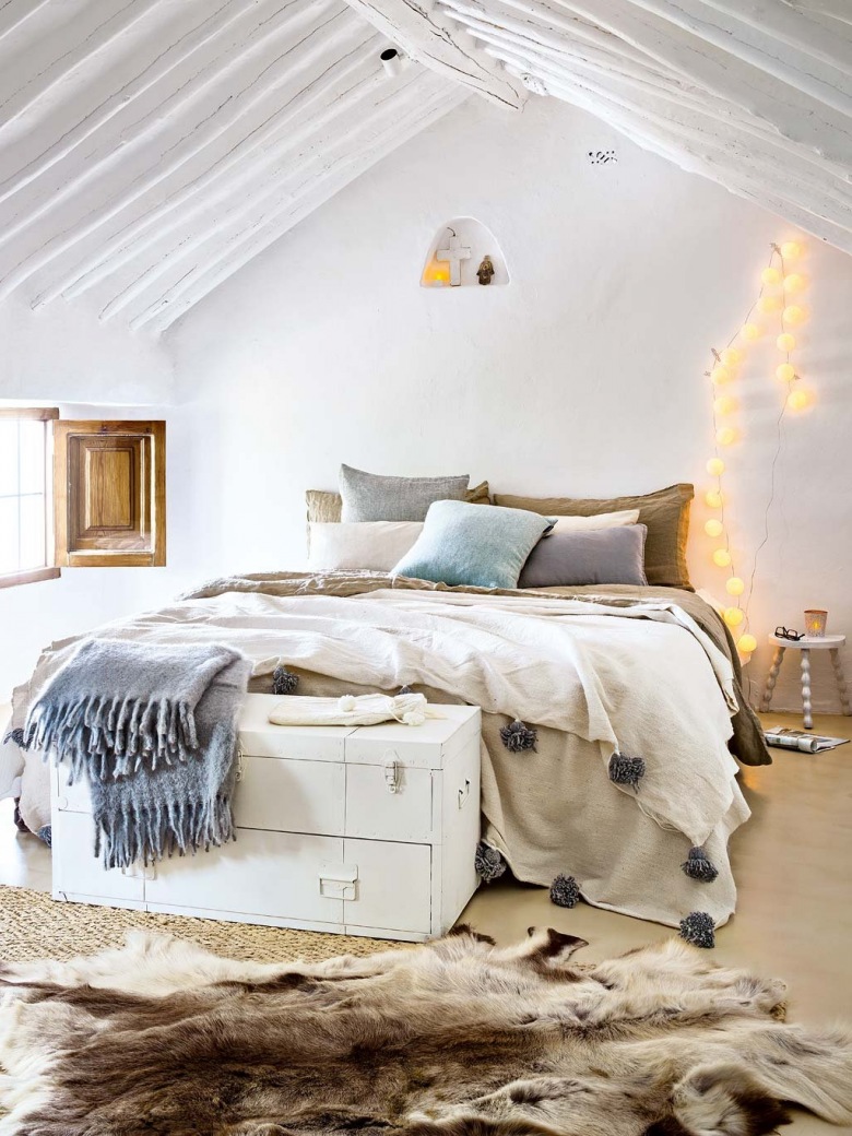 Sypialnię ulokowano na wysokim poddaszu, co potęguje jej wyjątkowo romantyczny klimat. Belki pod sufitem nawiązują...