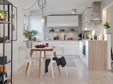 Piękna biała kuchnia skandynawska otwarta na salon mieszkania (21125)