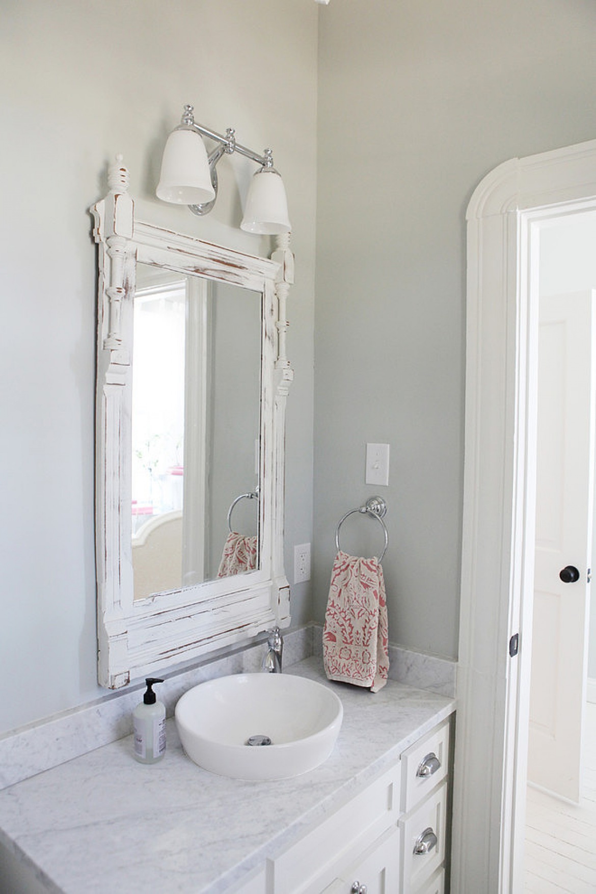 Drewniane   bielone lustro vintage w aranzacji łazienki (23716)