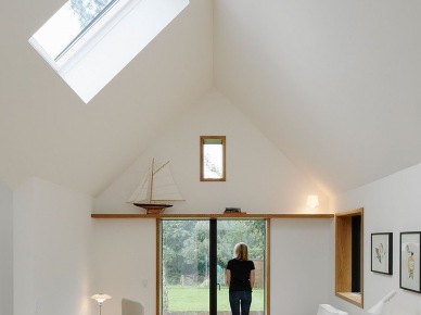 geometryczna bryła domu  Skandynawii zaciekawia i intryguje - to oryginalny projekt domu z ciemna elewacją i białym, minimalistycznym...