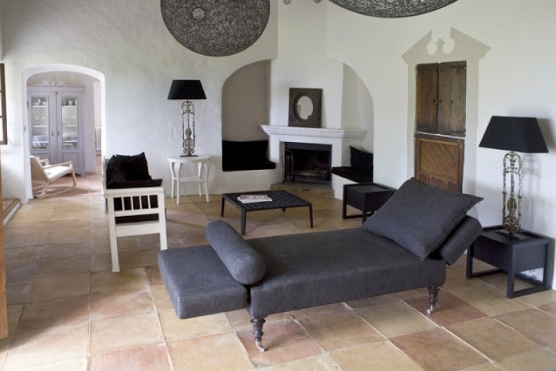  Na wyspie Majorka, w Hiszpanii, holenderskie studio architektury Uxus odnowiło stary, wiejski dom z 13 wieku 