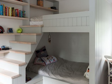 Piętrowe białe łóżka z drewnianymi półkami i schodkami (26399)
