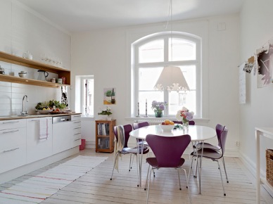 Biała kuchnia z jadalnią z nowoczesnymi i  fioletowymi krzesłami (20082)