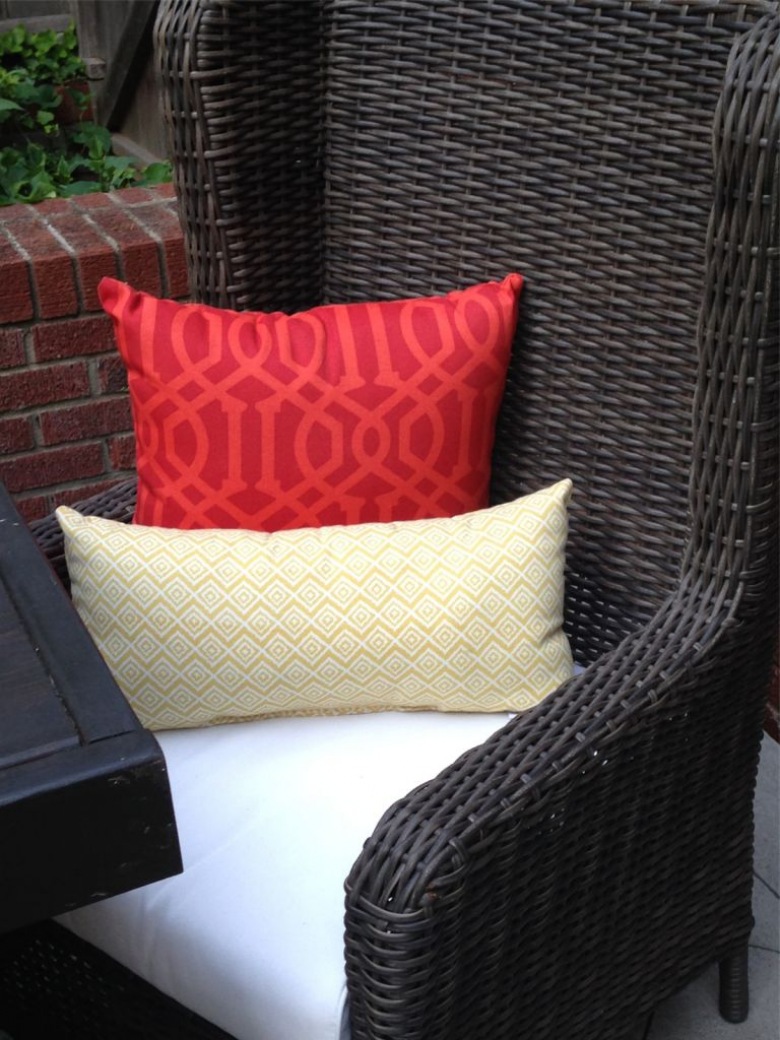 Wzorzyste poduszki w aranżacji patio (43061)