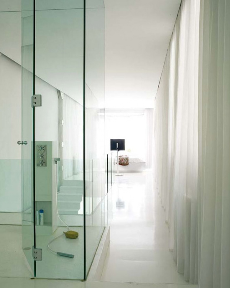  W Alicante, Hiszpania, w stylu art deco budynku wybudowanym w latach 20. , dwa apartamenty, położone jeden nad drugim, zostały połączone, odnowione i zmodernizowane w piękną dwukondygnacyjną , otwartą przestrzeń.   Wybór biały dla wszystkich materiałów, mebli i tkanin związanych ze szkłem i szczotkowanej stali nierdzewnej daje lekkość przestrzeni i niesamowitą klarowność. Podłogi  pokryte żywicą, pływające schody epoksydowe do niezwykle błyszczącego wykończenia i białe meble lakierowane są złagodzonych zasłonami lnianymi i zaokrągleniami  dużych  kanap ... elegancka przestrzeń z...
