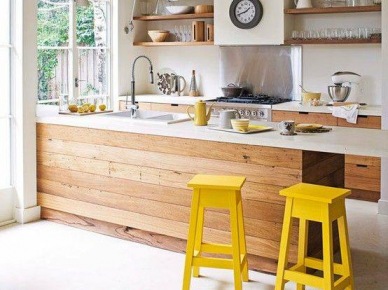 Żółte stołki przy kuchennej ladzie z drewna  z białym blatem (25333)