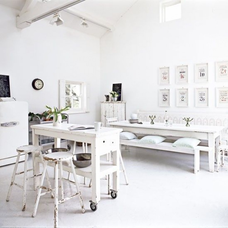 Piękna biała jadalnia w stylu skandynawskim - biały stół, biała podłoga i krzesła 0niby sterylnie,ale jednak ze smakiem i...
