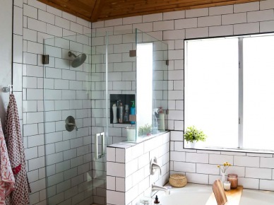 Drewniany skośny sufit w łazience z wanną i prysznicem (53589)