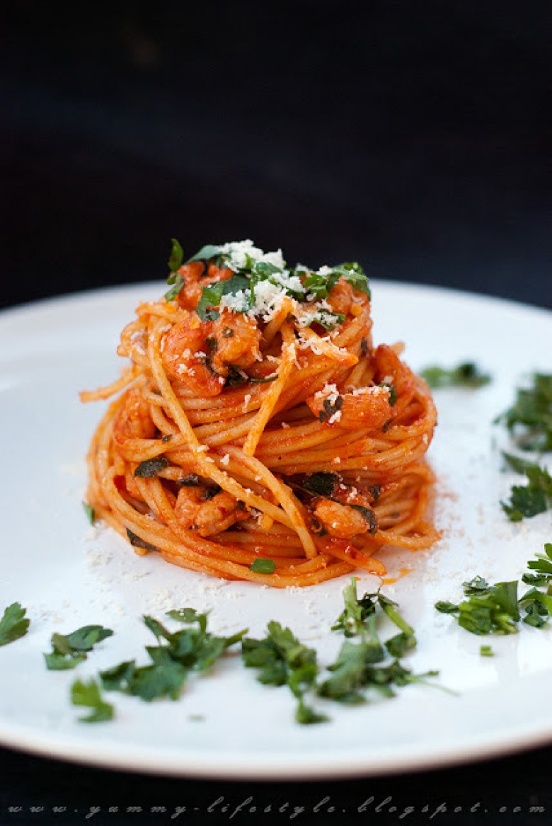 Yummy Lifestyle - Z uwielbienia dla jedzenia.: Spaghetti z krewetkami. (9307)