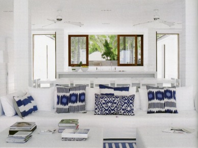 Biały salon z kobaltowymi poduszkami w nadmorskim domu przy plaży (25490)