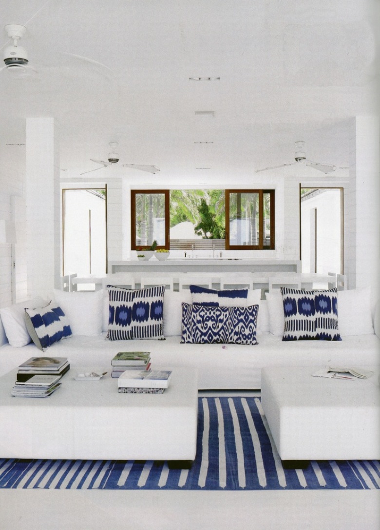 wymarzony salon w wakacyjnym domu w biało-niebieskich kolorach