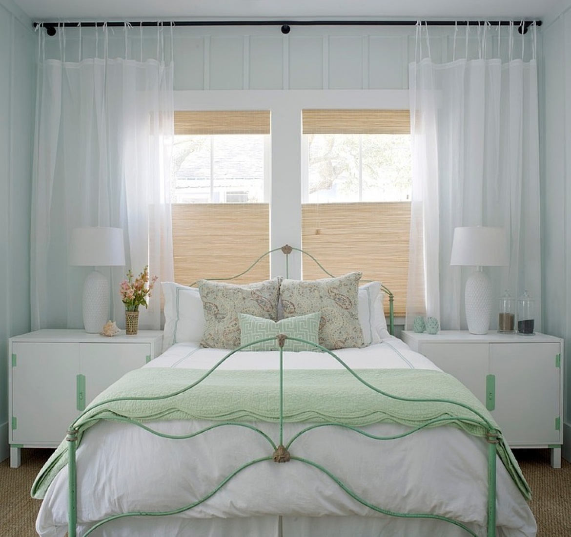 Białe firany na troczkach i kute łóżko w mietowym kolorze w sypialni (23809)