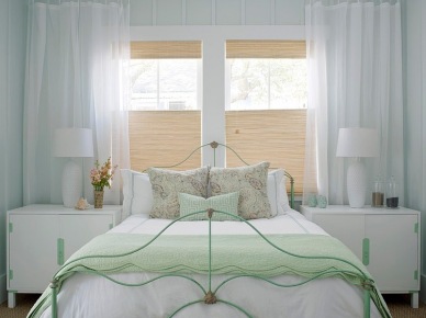 Białe firany na troczkach i kute łóżko w mietowym kolorze w sypialni (23809)
