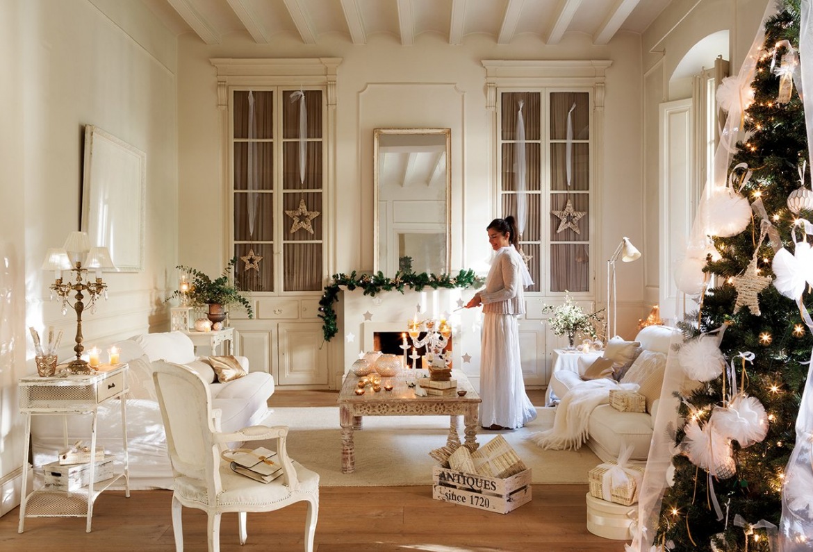 Piękna biała aranżacja francuskiego saloniku z choinką w świątecznej dekoracji (27350)