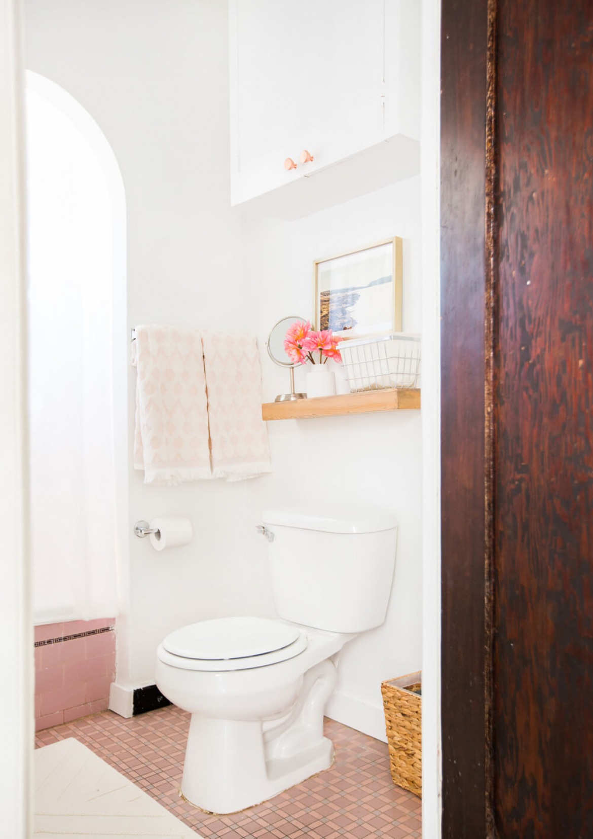 Biała łazienka z drewnem i różową podłogą (51451)