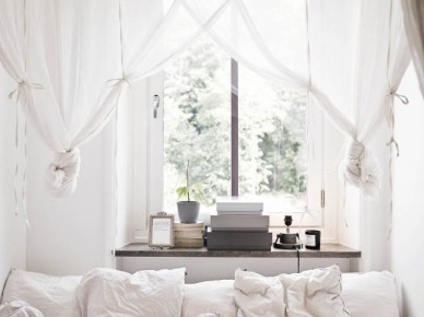 Biały woalowy dekoracyjnie upiety baldachim nad łóżkiem w sypialni (25983)