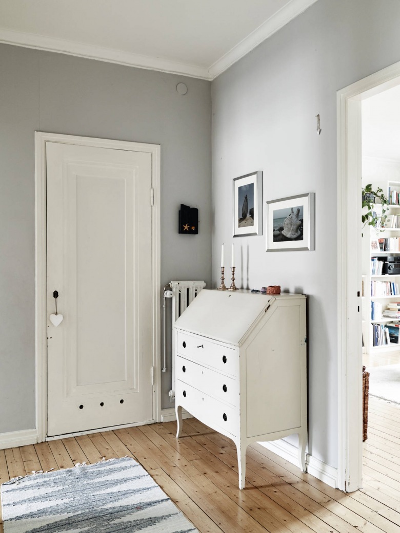 i kolejne cudeńko w stylu skandynawskim - dwupoziomowe mieszkanie z pięknymi biało-szarymi szafkami kuchennymi i ścianą...