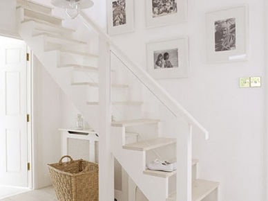 Aranżacja z białymi schodami w przedpokoju  letniego domu z drewna (21732)