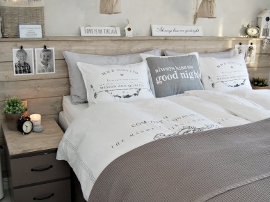 Szaro-biała sypialnia z detalami z naturalnego szczotkowanego drewna (23878)