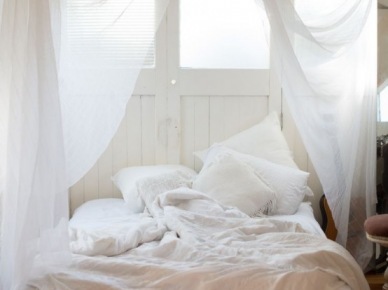 Biale moskitiery w aranżacji sypialni w różnych stylach (24908)