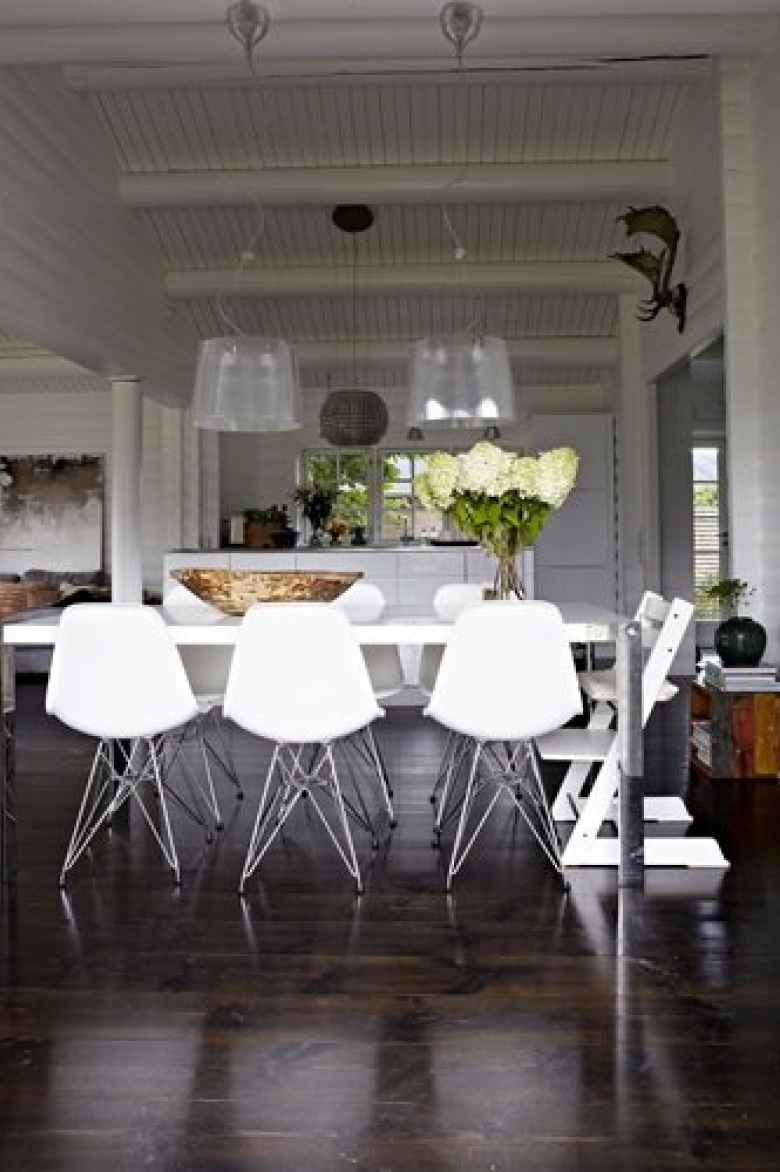 Szklane lampy wiszące nad nowoczesnym białym stołem z krzesłami Vitra na metalowych krzyżakach (24899)