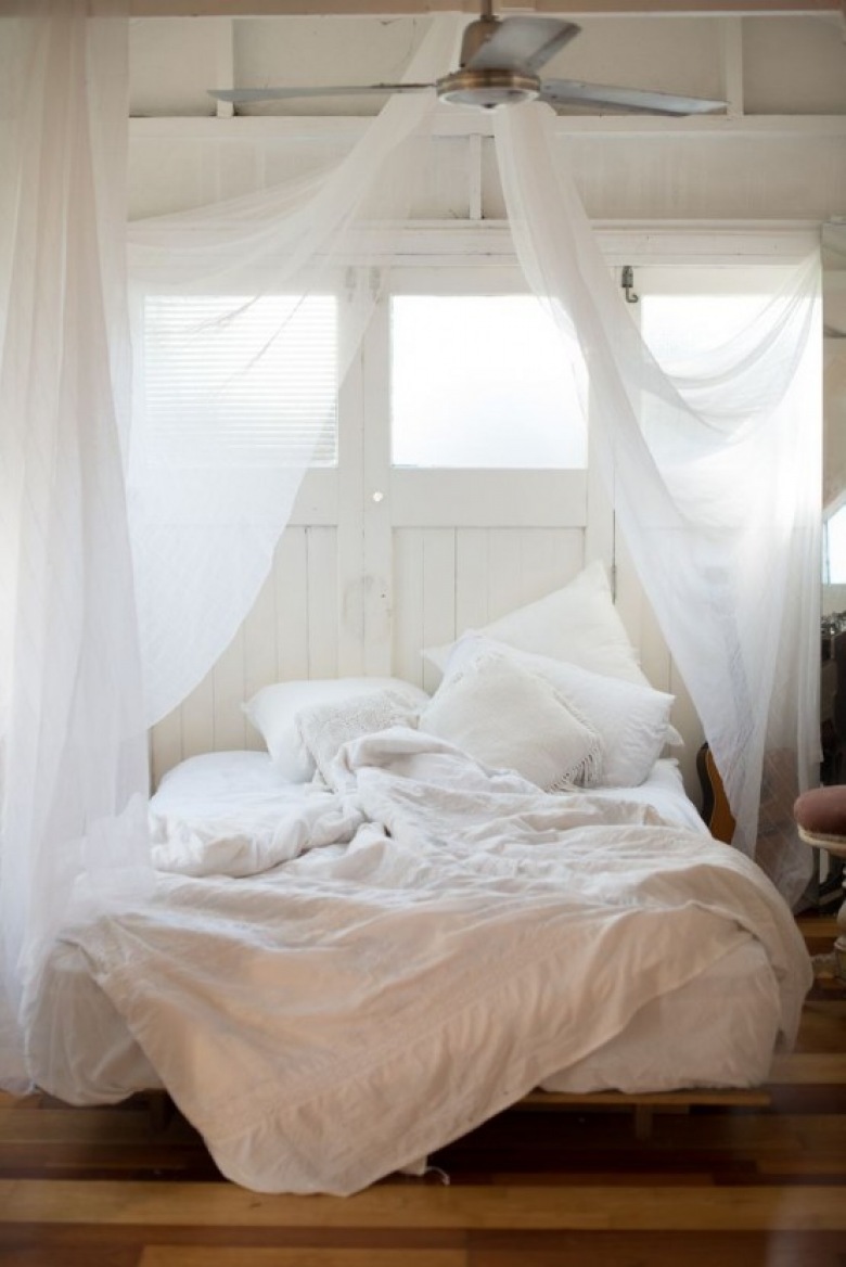 moskitiery nad łóżkami, to nie tylko praktyczny dodatek, ale też wspaniała dekoracja. Nadaje sypialni intymnego klimatu, ciepło i romantyczną atmosferę. Można je upiąć prosto, zawiązać w fantazyjny supeł lub dekoracyjnie przewiesić na różnych wspornikach i drążkach, Zdobią sypialnię i chronią przed owadami -...