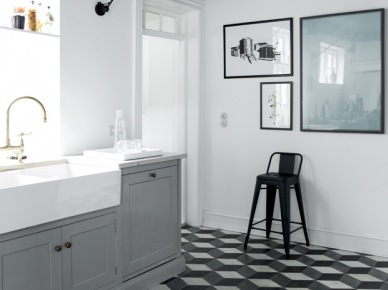Heksagonalne płytki na podłodze w biało-szarej kuchni w stylu skandynawskim (48386)