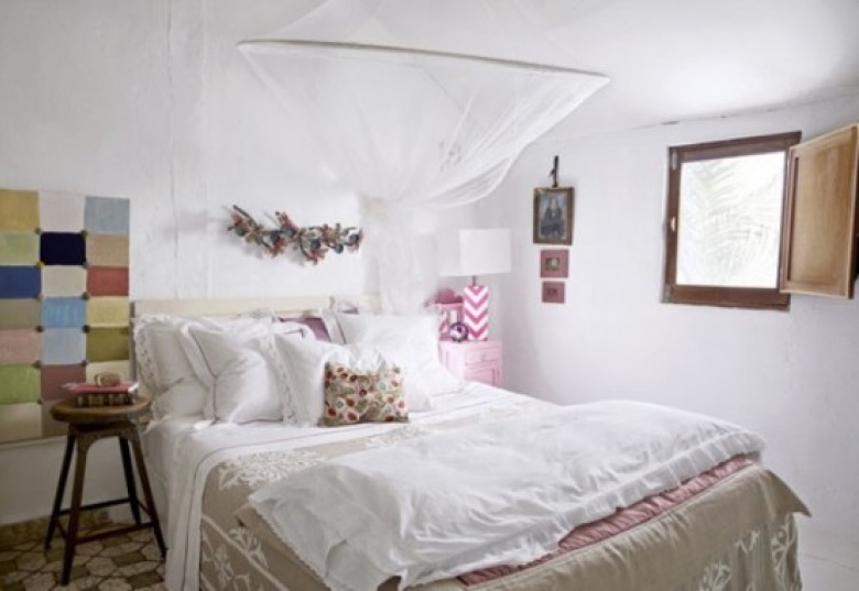 Biale moskitiery w aranżacji sypialni w różnych stylach (24906)