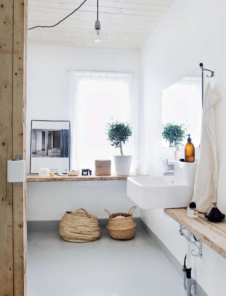 Aranżacja przestronnej łazienki z białą podłogą i drewnem (47571)