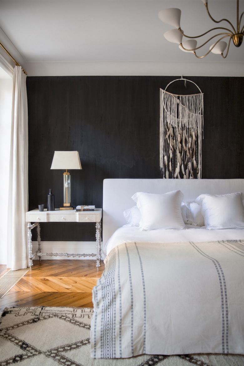 Białe łóżko tapicerowane przy czarnej ścianie w skandynawskiej sypialni z klasycznymi dodatkami (27440)