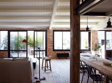 elegancki loft - klasyka - to aranżacja typowa dla loftów - cegła,drewno i metal oraz wysokie sufity...