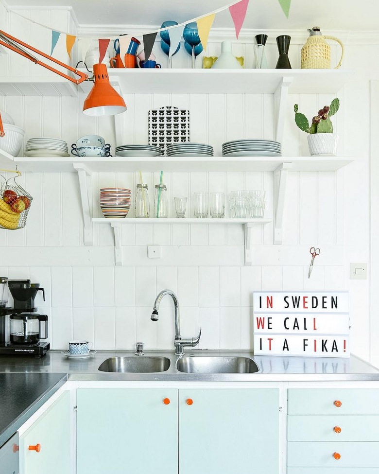 Aranżację kuchni urozmaicają kolorowe dodatki oraz naczynia. Na błękitnej szafce ustawiono trafną typografię nawiązującą do skandynawskiego...