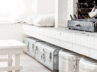 Kominek z białej cegły , walizki z ocynku i okrągłe pudła w srebrnym kolorze (22488)