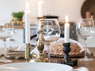 Połączenie złota i czerni tworzy bardzo elegancki klimat i podkreśla uroczysty charakter wigilijnego stołu. Wyważoną dekorację w jadalni uzupełniają tradycyjne świece i odświętna...