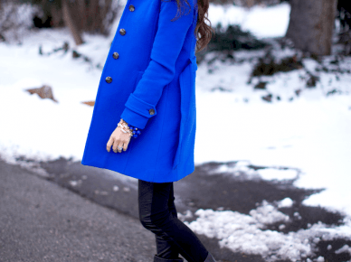 Świetne stylizja z niebieskim płaszczem (3581)